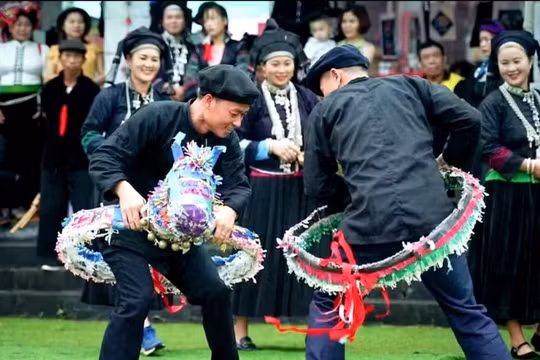 Trình diễn múa ngựa giấy của người dân tộc Nùng Dín (Mường Khương, Lào Cai), tại Làng Văn hóa - Du lịch các dân tộc Việt Nam. Ảnh: TTXVN