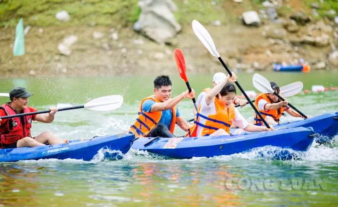 Hội đua thuyền Kayak, huyện Lâm Bình góp phần phát triển môn thể thao mới trên lòng hồ, là dịp giới thiệu, quảng bá hình ảnh, con người nơi đây. Ảnh: Ngô Vương