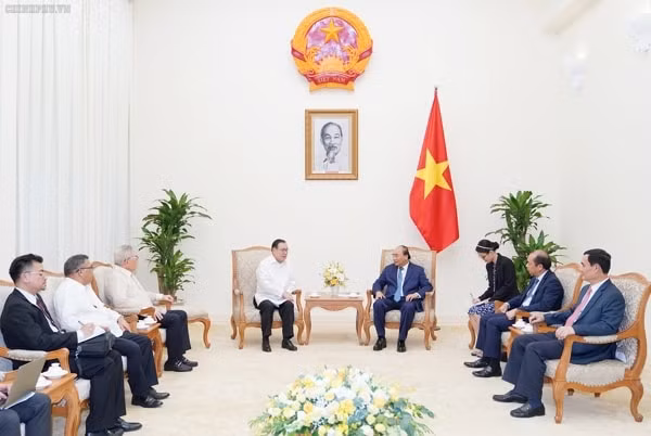 Thủ tướng Nguyễn Xuân Phúc tiếp Bộ trưởng Ngoại giao Philippines Teodoro Lopez Locsin thăm chính thức Việt Nam. Ảnh: VGP