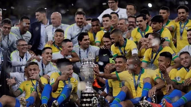 Các cầu thủ Brazil ăn mừng chức vô địch Copa America sau 12 năm chờ đợi. Ảnh: Getty