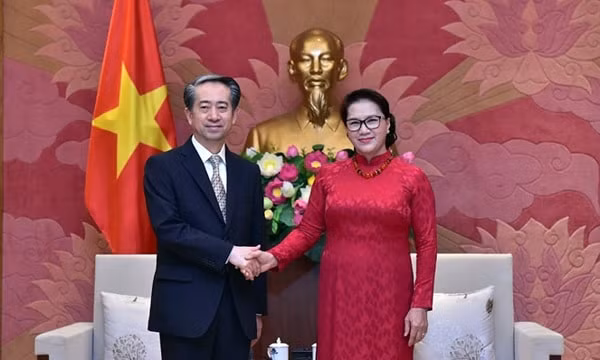 Chủ tịch Quốc hội Nguyễn Thị Kim Ngân tiếp Đại sứ Đặc mệnh toàn quyền CHND Trung Hoa tại Việt Nam Hùng Ba. Ảnh: ĐBND