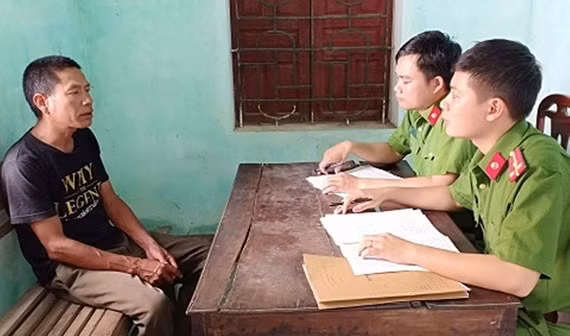 Phan Đình Thành khai báo sự việc tại cơ quan công an. Ảnh: CAHT