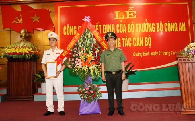 Trung tướng Nguyễn Văn Sơn - Thứ trưởng Bộ Công an trao Quyết định cho đại tá Trần Hải Quân.