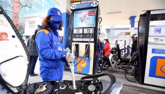 Giá xăng trong nước nhiều khả năng sẽ được điều chỉnh tăng vào ngày 2/7. ( Ảnh tư liệu)