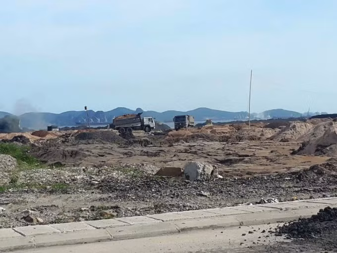 Tro, xỉ được đưa đến san lấp mặt bằng cho Cụm công nghiệp Cẩm Thịnh, thành phố Cẩm Phả. Ảnh: Cường Vũ