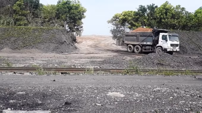 Tro, xỉ được cho là từ nhà máy Nhiệt điện Cẩm Phả đưa ra ngoài để san lấp mặt bằng. Ảnh: Cường Vũ
