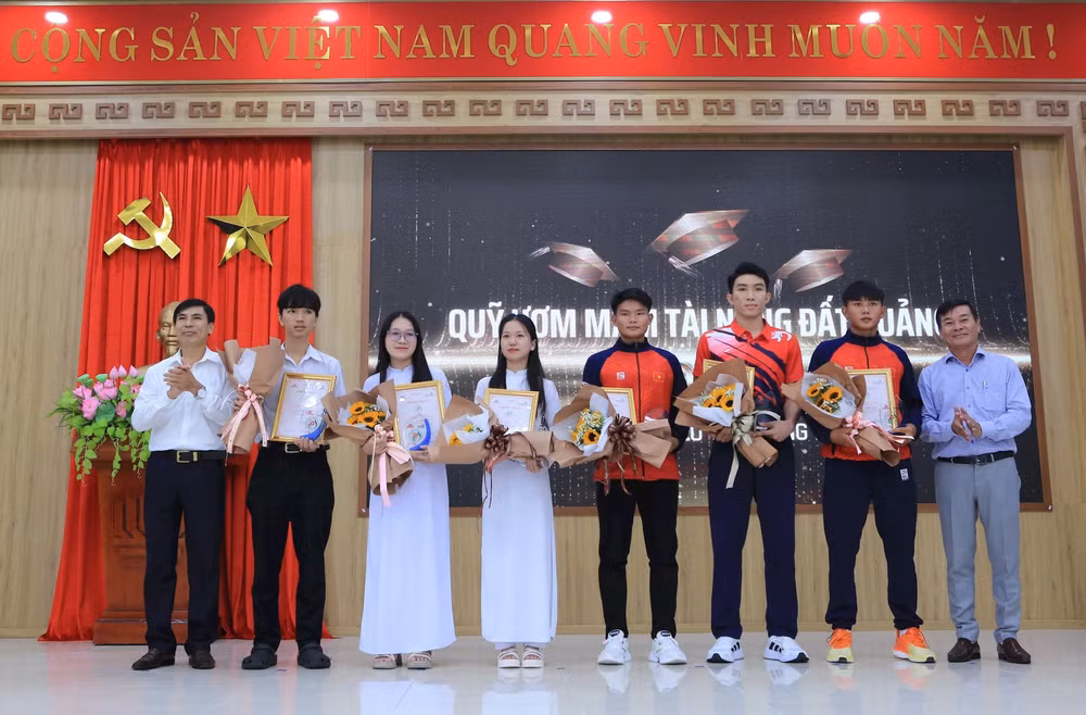 quy uom mam tai nang dat quang bao quang nam trao thuong cho 20 guong mat tre xuat sac tieu bieu hinh 1