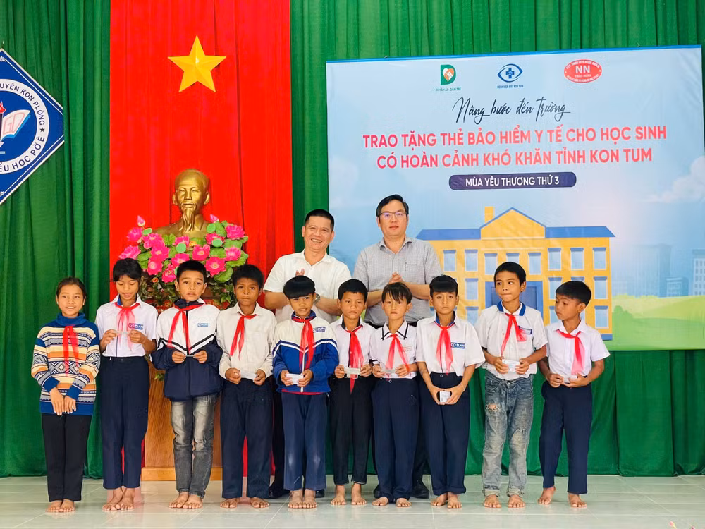 kon tum trao hang tram the bao hiem cho hoc sinh vung kho hinh 2
