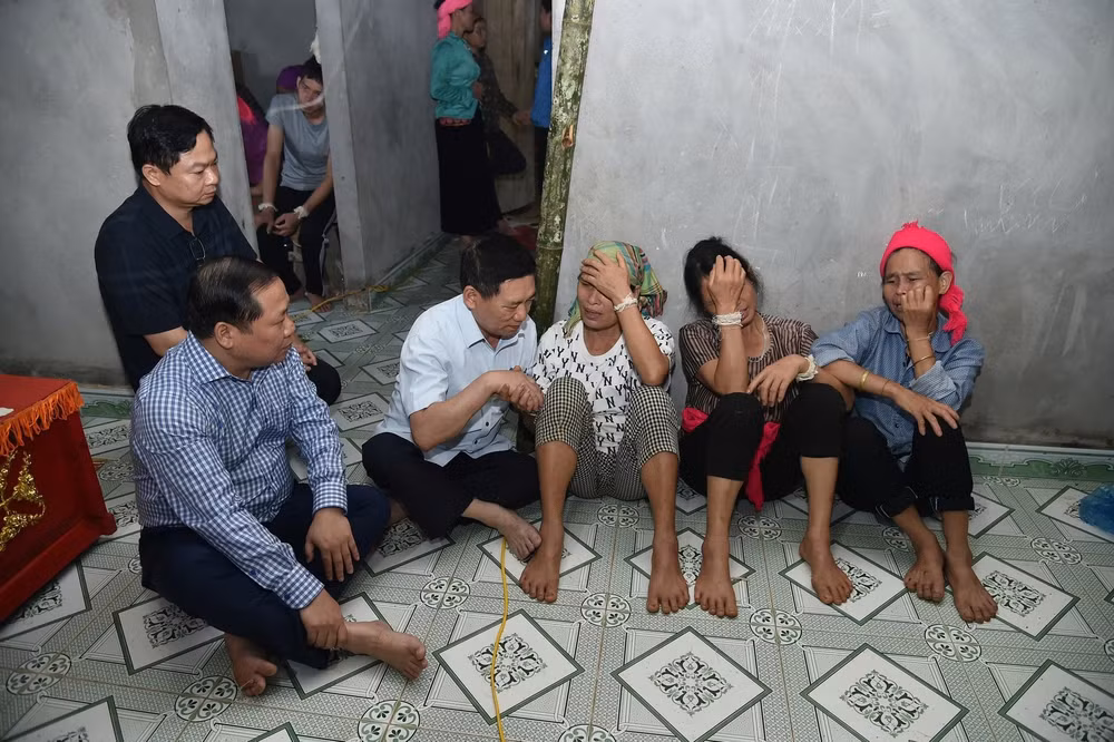 pho thu tuong ho duc phoc chia buon cung gia dinh nan nhan vu sat lo dat nghiem trong tai hoa binh hinh 2