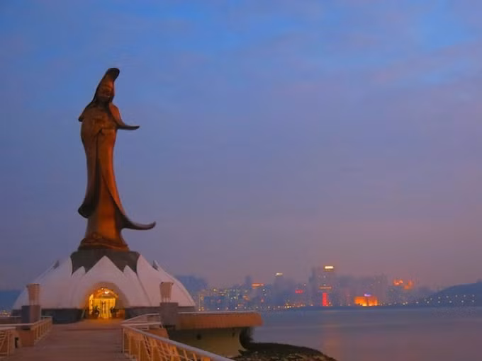 Tượng Phật Bà Quan Âm trên chùa Kun Lam lúc hoàng hôn.