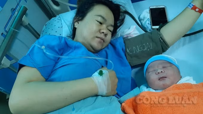 Chị D. và bé trai nặng 5,1kg.