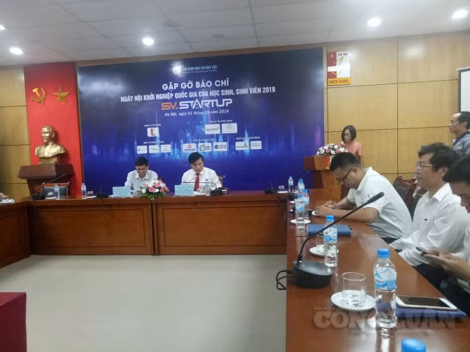 Toàn cảnh diễn ra buổi gặp gỡ báo chí: 