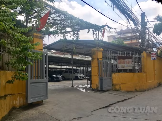 Bãi xe trái phép rộng cả ngàn mét vuông nằm trong ngõ 25 Vũ Ngọc Phan (phường Láng Hạ, quận Đống Đa)
