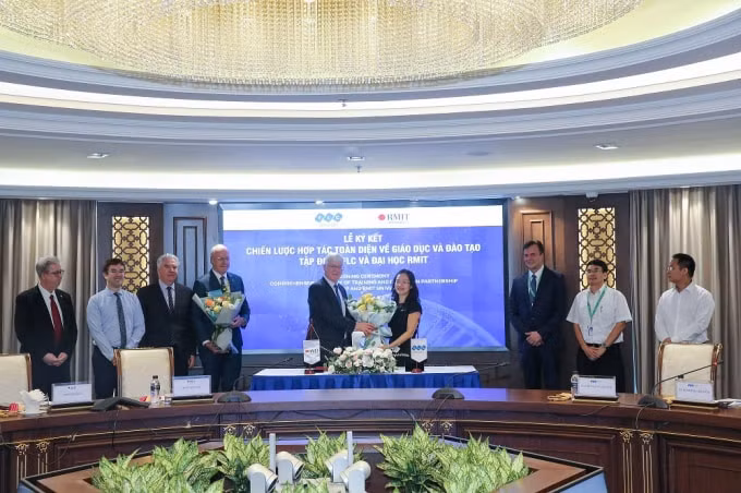 Đại diện Tập đoàn FLC và Đại học RMIT tham gia lễ ký kết.