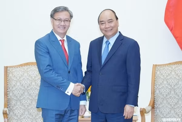 Thủ tướng Nguyễn Xuân Phúc tiếp Đại sứ đặc mệnh toàn quyền nước Cộng hòa Dân chủ Nhân dân Lào tại Việt Nam Thongsavanh Phomvihane. Ảnh: VGP
