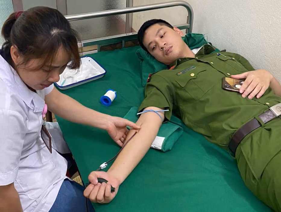lao cai hai can bo cong an kip thoi hien mau cuu dan nam vien hinh 1