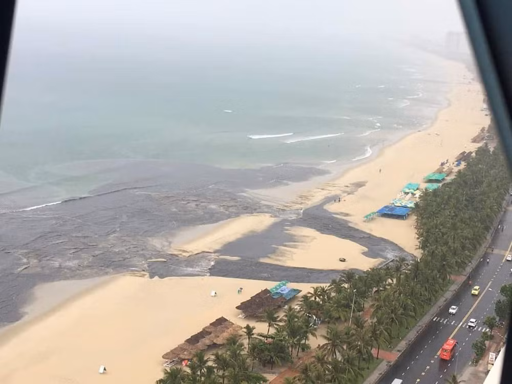 da nang kinh hoang voi dong nuoc den ngom do ra bien my khe hinh 3