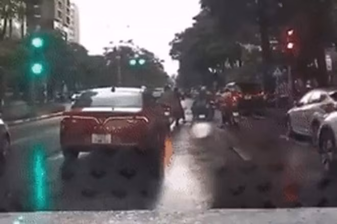 ha noi o to 4 cho tong hang loat xe may dang dung den do hinh 1