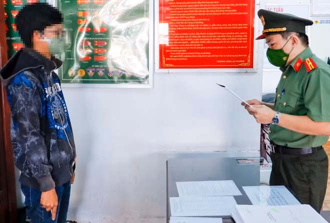 thanh nien dang loi le vu khong xuc pham luc luong lam nhiem vu bi phat 5 trieu dong hinh 1