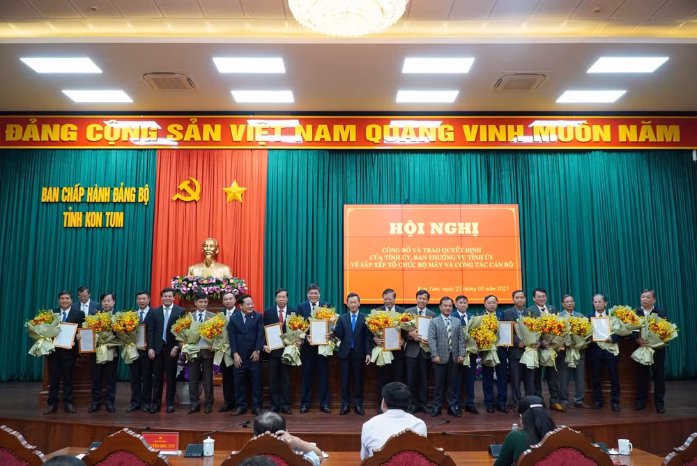trao quyet dinh nghi huu cho 17 can bo thuoc dien ban thuong vu tinh uy kon tum hinh 1