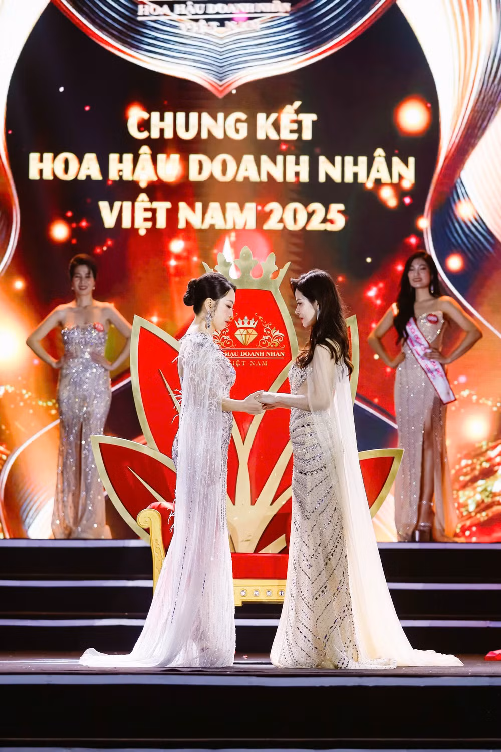 ngoc son phuong thanh chay het minh trong dem dang quang miss vietnam business 2025 hinh 4