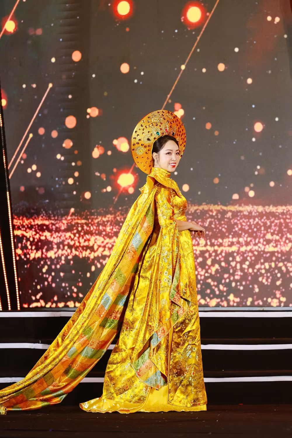 ngoc son phuong thanh chay het minh trong dem dang quang miss vietnam business 2025 hinh 7