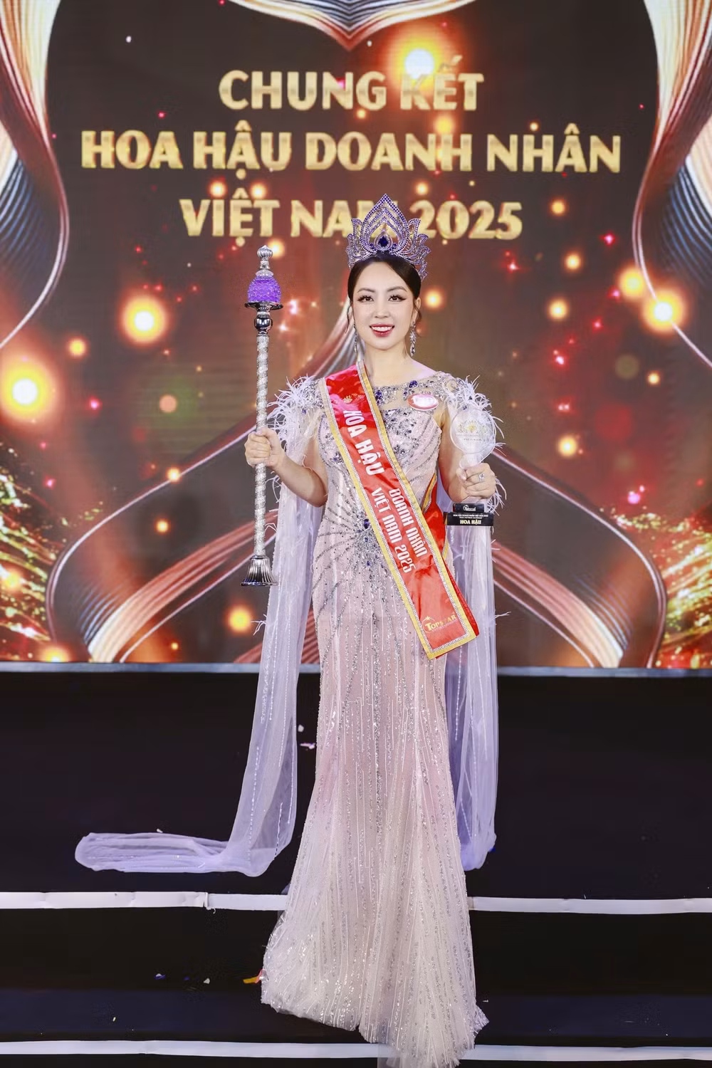 ngoc son phuong thanh chay het minh trong dem dang quang miss vietnam business 2025 hinh 5