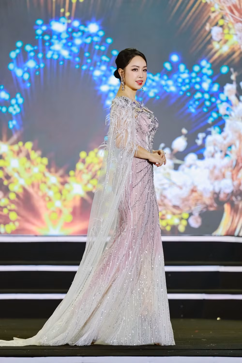 ngoc son phuong thanh chay het minh trong dem dang quang miss vietnam business 2025 hinh 9