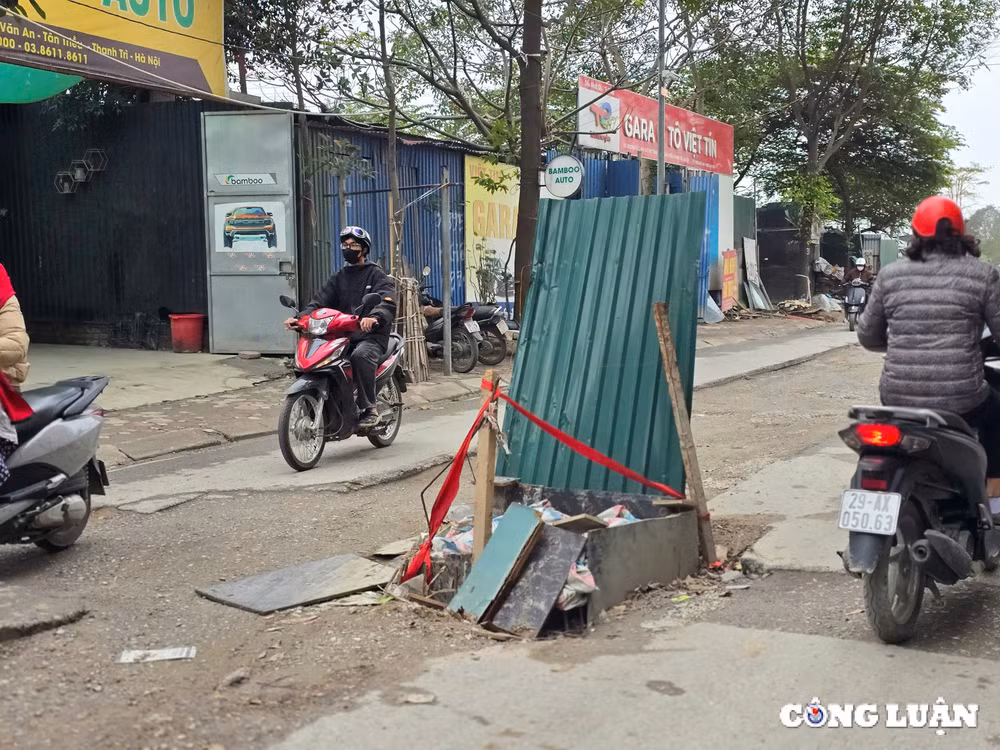ha noi duong bi dao xoi ngon ngang gay mat an toan giao thong hinh 1