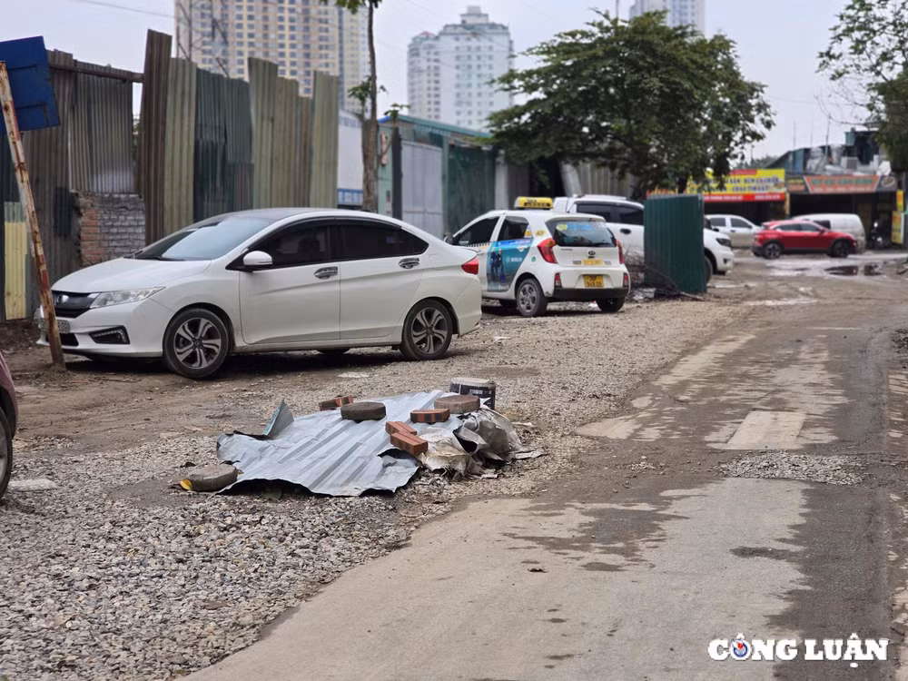 ha noi duong bi dao xoi ngon ngang gay mat an toan giao thong hinh 4