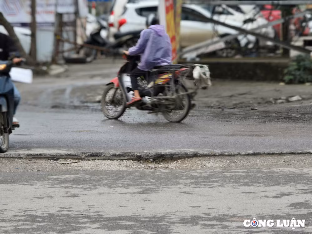 ha noi duong bi dao xoi ngon ngang gay mat an toan giao thong hinh 5