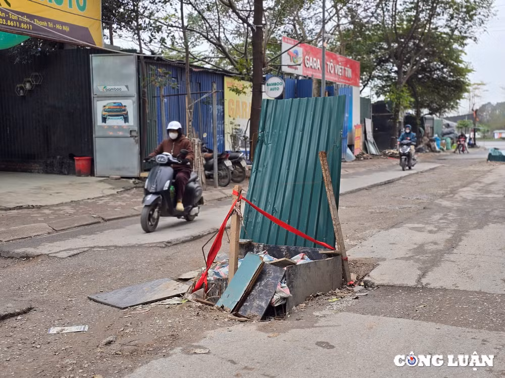 ha noi duong bi dao xoi ngon ngang gay mat an toan giao thong hinh 3