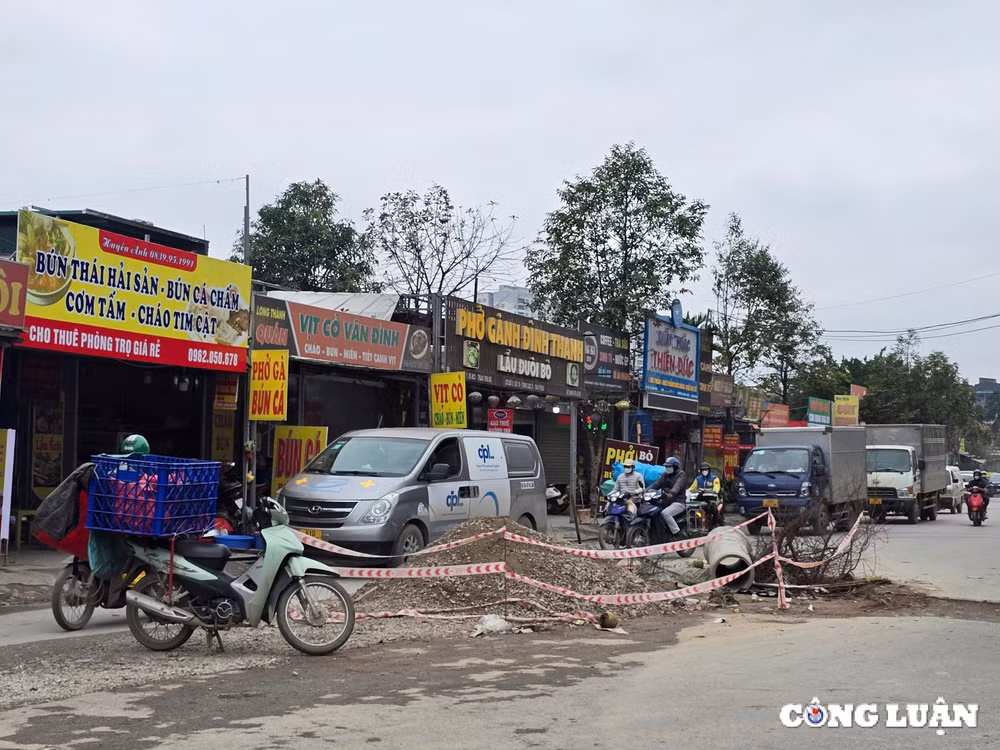 ha noi duong bi dao xoi ngon ngang gay mat an toan giao thong hinh 7
