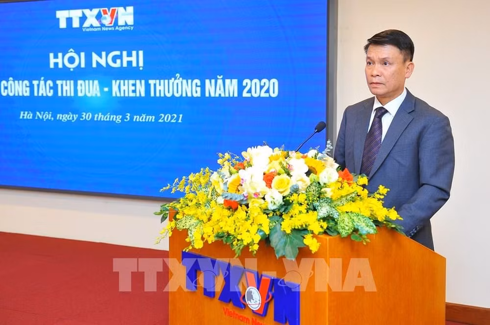 Tổng Giám đốc Thông tấn xã Việt Nam Nguyễn Đức Lợi trình bày báo cáo tổng kết công tác thi đua, khen thưởng của TTXVN năm 2020. Ảnh: Minh Đức - TTXVN