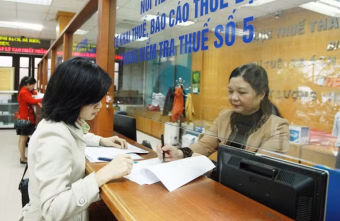 Cán bộ ngành thuế hướng dẫn người dân kê khai, nộp thuế (Ảnh minh họa).