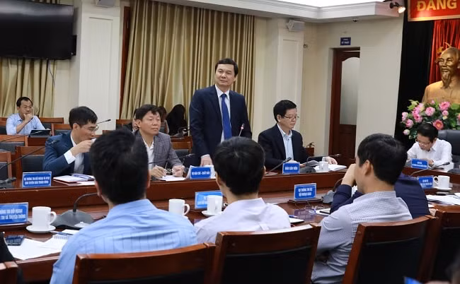 Tại buổi thông tin, đồng chí Ngô Minh Tuấn, Tổng Biên tập Tạp chí Xây dựng Đảng – Cơ quan Thường trực Giải đã giải đáp một số câu hỏi của lãnh đạo các cơ quan thông tấn, báo chí liên quan đến Giải Búa liềm vàng lần thứ VI – năm 2021.