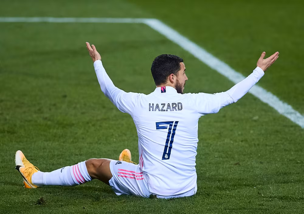 Tiền vệ Hazard vẫn chưa hẹn ngày trở lại. Ảnh: Reuters