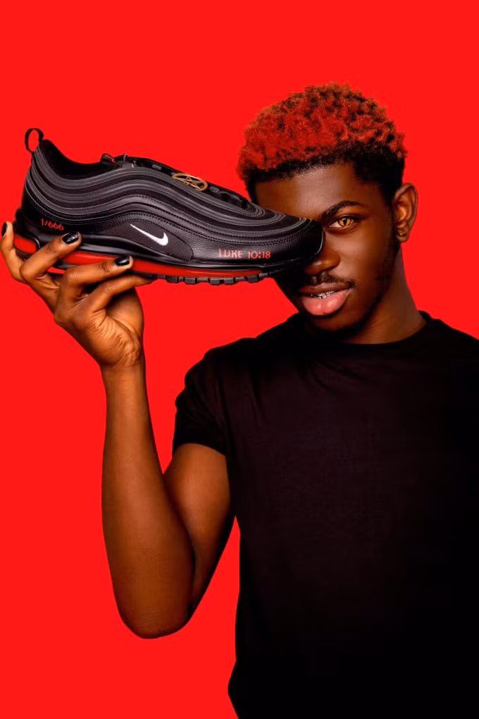 Mẫu giày Satan Shoes được hợp tác giữa Lil Nas X và MSCHF, đặc biệt bên trong mỗi chiếc đế còn chứa... máu của những nhân viên MSCHF.