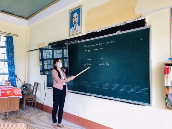 co giao tre loi suoi bang rung vao lang gieo chu hinh 3