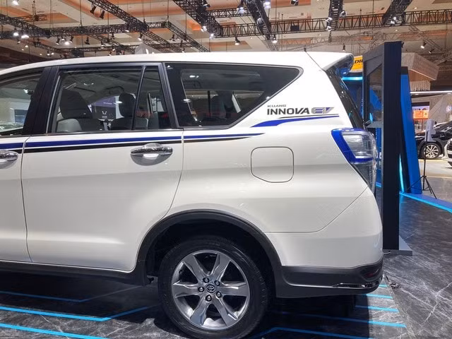 chi tiet mau concept innova chay dien vua duoc toyota gioi thieu hinh 6