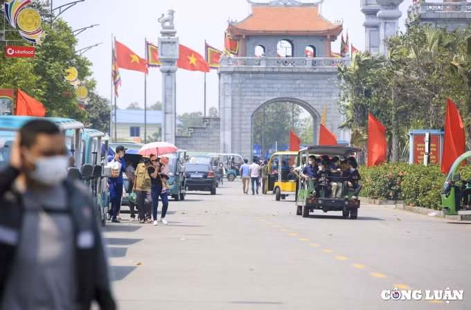 xe dich vu khu di tich den hung tu dong tang gia nhieu nguoi dan nham lan hinh 1