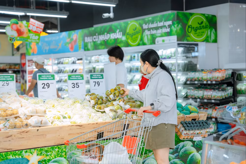 Khách hàng mua sắm tại hệ thống cửa hàng siêu thị của WinCommerce (2)