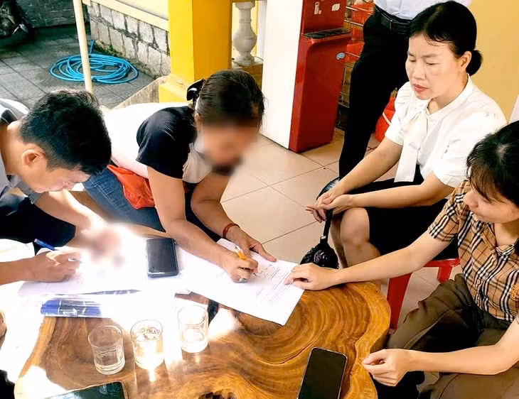 Kiểm tra hàng bún vỉa hè rửa tô qua loa bằng nước lã - Ảnh 1.