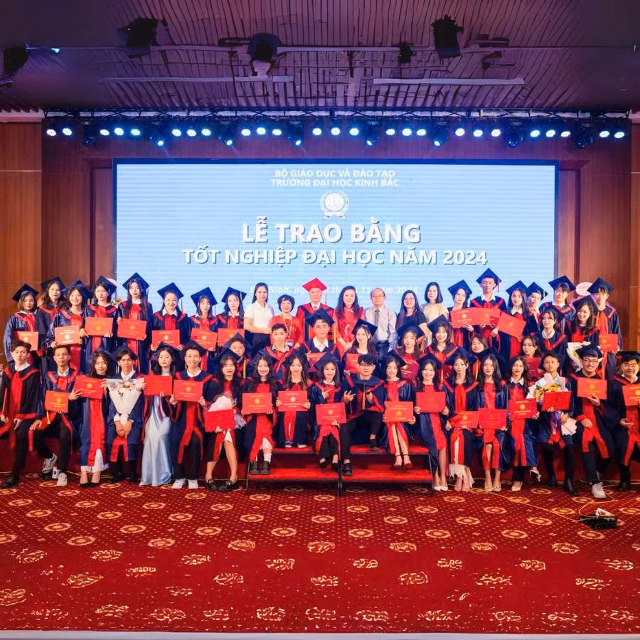 Trường đại học Kinh Bắc tổ chức lễ trao bằng tốt nghiệp đại học năm 2024.