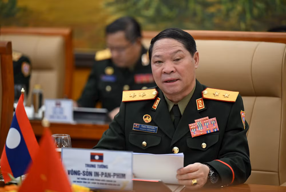 Trung tướng Vongsone Inpanphim phát biểu tại hội đàm.