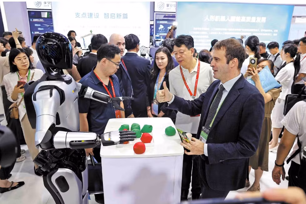 Du khách xem một robot hình người tại Triển lãm chuỗi cung ứng quốc tế Trung Quốc lần thứ ba tại Bắc Kinh. Ảnh: Wang Jing