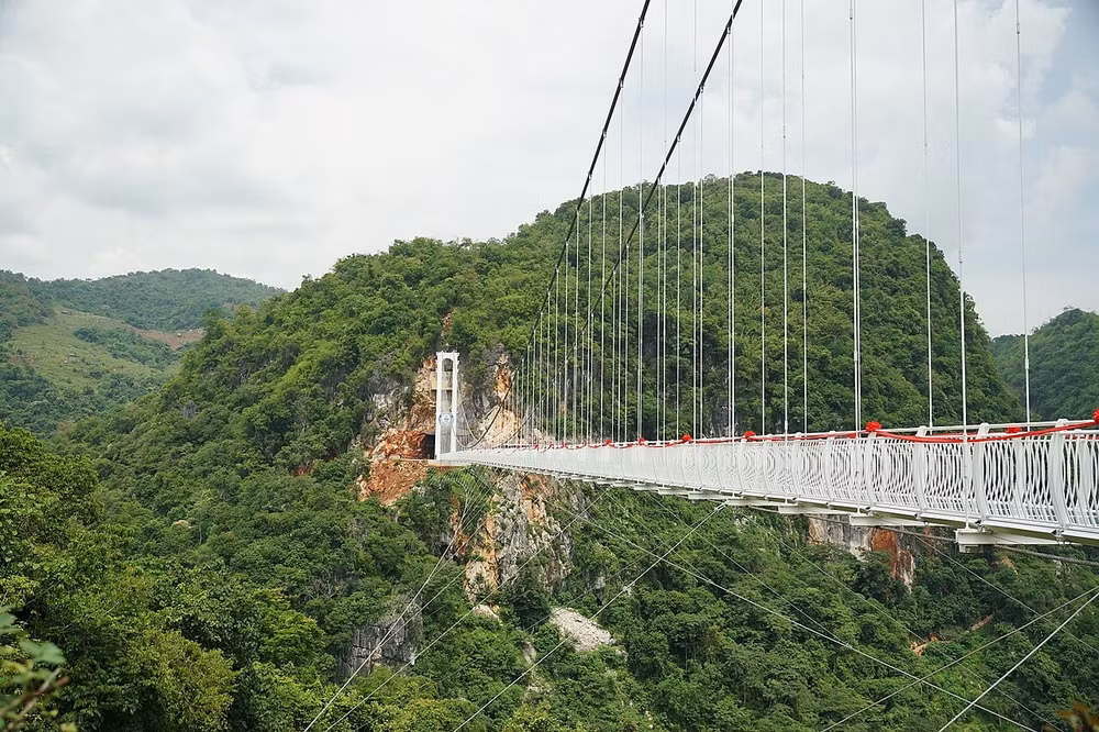 upload.wikimedia.org-wikipedia-commons-thumb-e-e1-bach_long_glassbridge_2022.jpg-_1280px-bach_long_glassbridge_2022.jpg
