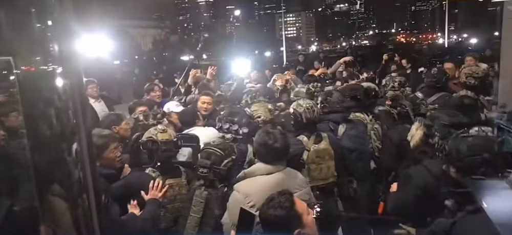 upload.wikimedia.org-wikipedia-commons-a-ad-_2024_south_korean_martial_law_voiceofseoullive01.png