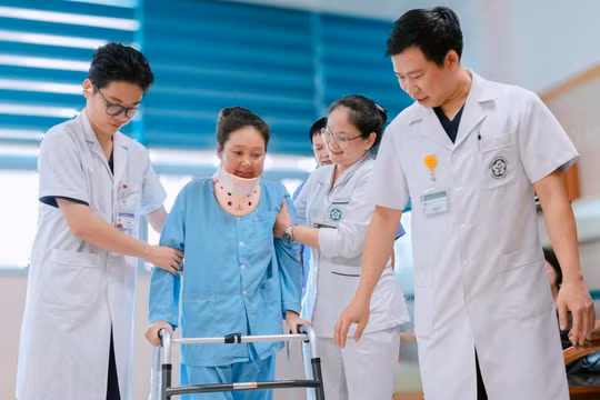 Bán 7 con bò sang Việt Nam chữa bệnh, người phụ nữ Lào đứng dậy đi lại sau 8 tháng liệt giường
