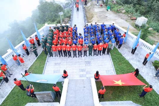 Lá cờ Tổ quốc tung bay nơi cực Tây, tuổi trẻ Việt Nam cất vang lời 'Tôi yêu Tổ quốc tôi'
